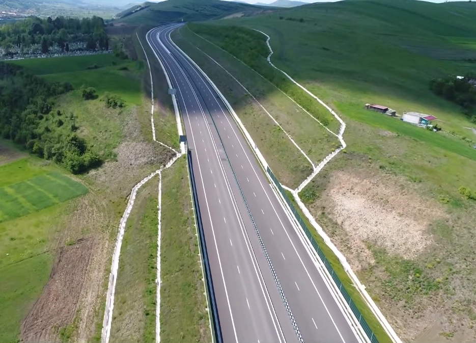 Una dintre cele mai așteptate autostrăzi din România va avea întârziere: Guvernul vrea construcția unui mare nod de (…)