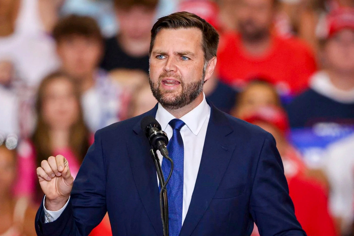'Denunţaţi-i şi, la naiba, sunaţi-le angajatorii!': JD Vance anunță posibile pedepse pentru cei care sărbătoresc (…)
