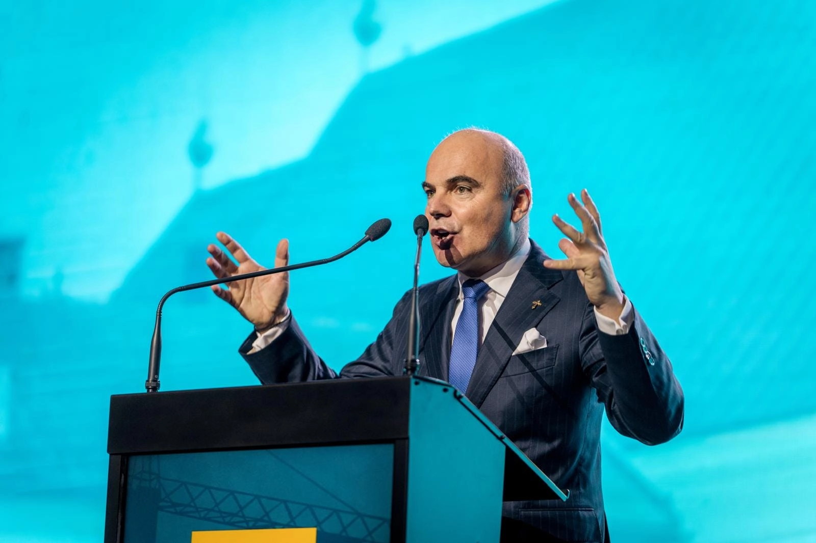 VIDEO Rareș Bogdan explodează în Parlamentul European: 'Ignorăm prea des că UE-SUA luptă cu un binom pervers' / Ce (…)