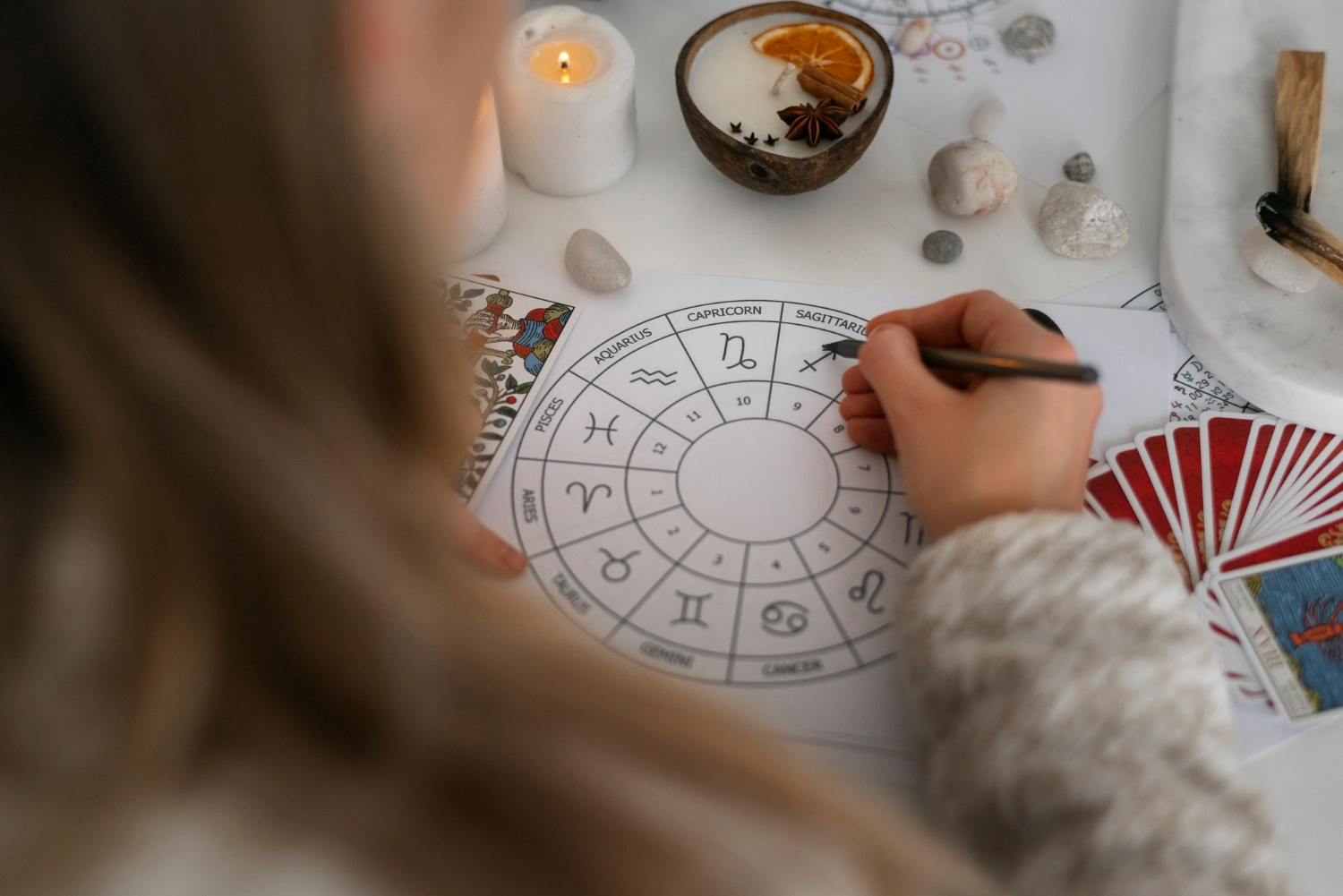 Vești deloc bune pentru trei zodii: urmează să traverseze o perioadă intensă și dificilă