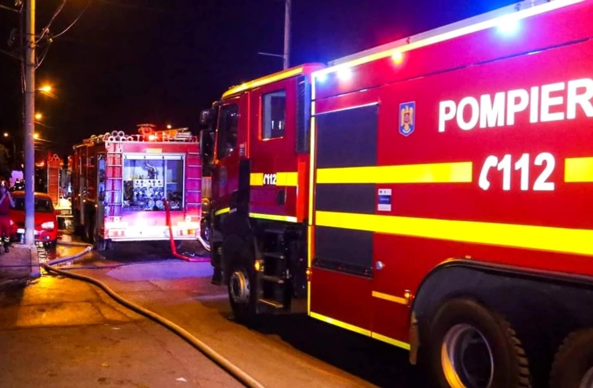 Incendiu puternic izbucnit la o clădire unde funcţionează o brutărie, în oraşul Ţicleni, județul Gorj