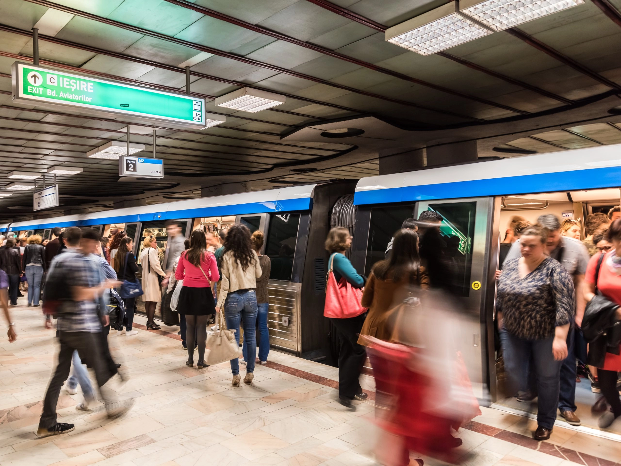 Vești neașteptate pentru cei care merg cu metroul: Plata cu cardul bancar la turnicheții de acces ar putea fi suspendată