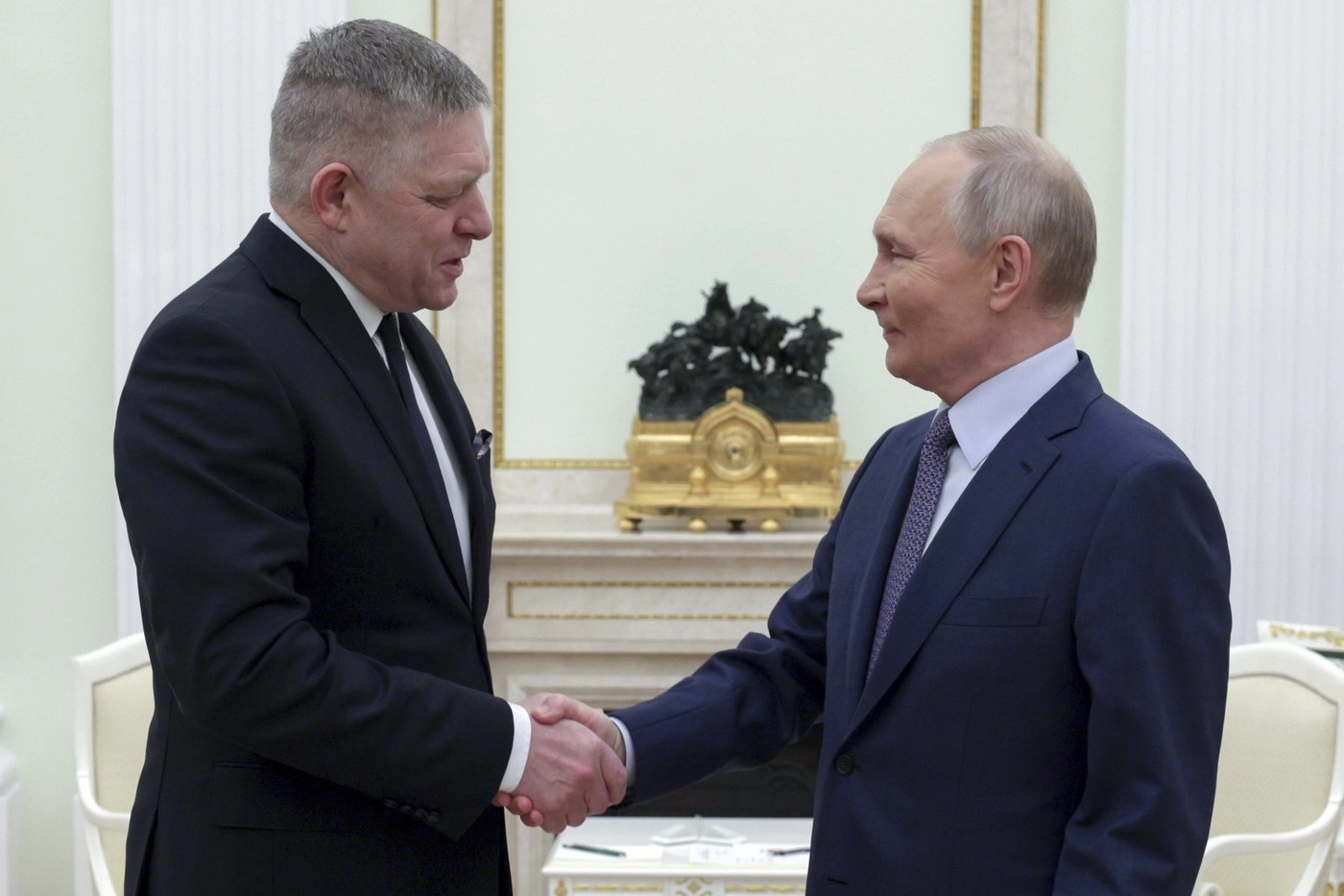 Gesturile pro-Putin îl costă pe Robert Fico: Socialiștii europeni l-au dat afară din 'familie'