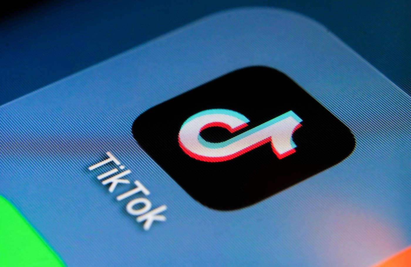 O nouă amenințare bântuie TikTok: videoclipuri false instalează viruși care fură parole — ce spun experții în (…)
