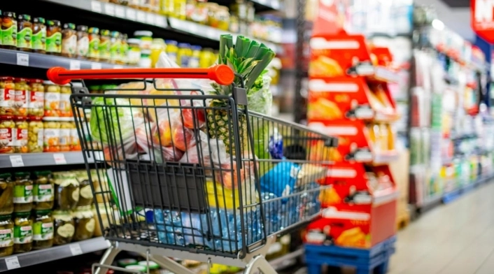 Obiceiurile de consum din anii ’90 reapar: Românii renunță la telefoane și laptopuri