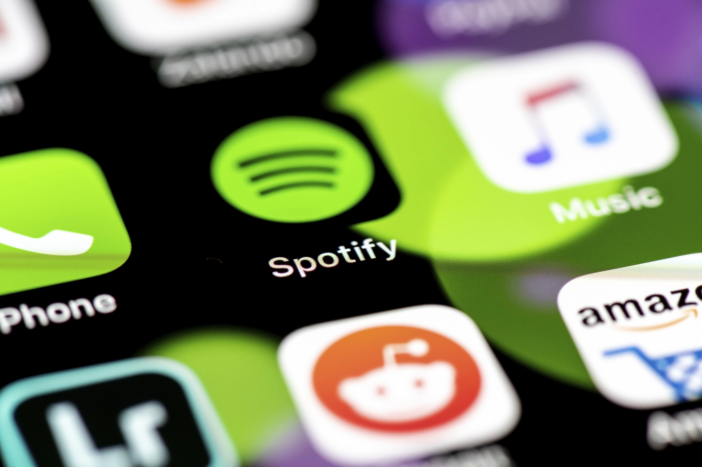 Spotify anunță un parteneriat cu marile case de discuri pentru dezvoltarea de instrumente AI care sprijină artiștii