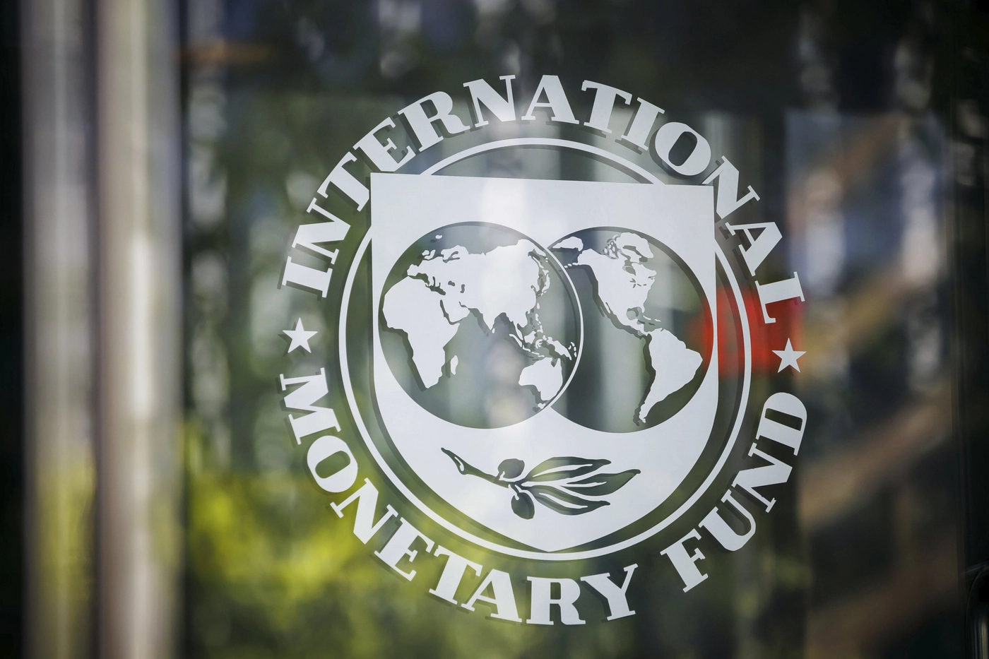 FMI avertizează: 'Sub calmul de suprafață, pământul se mișcă' în sistemul financiar global