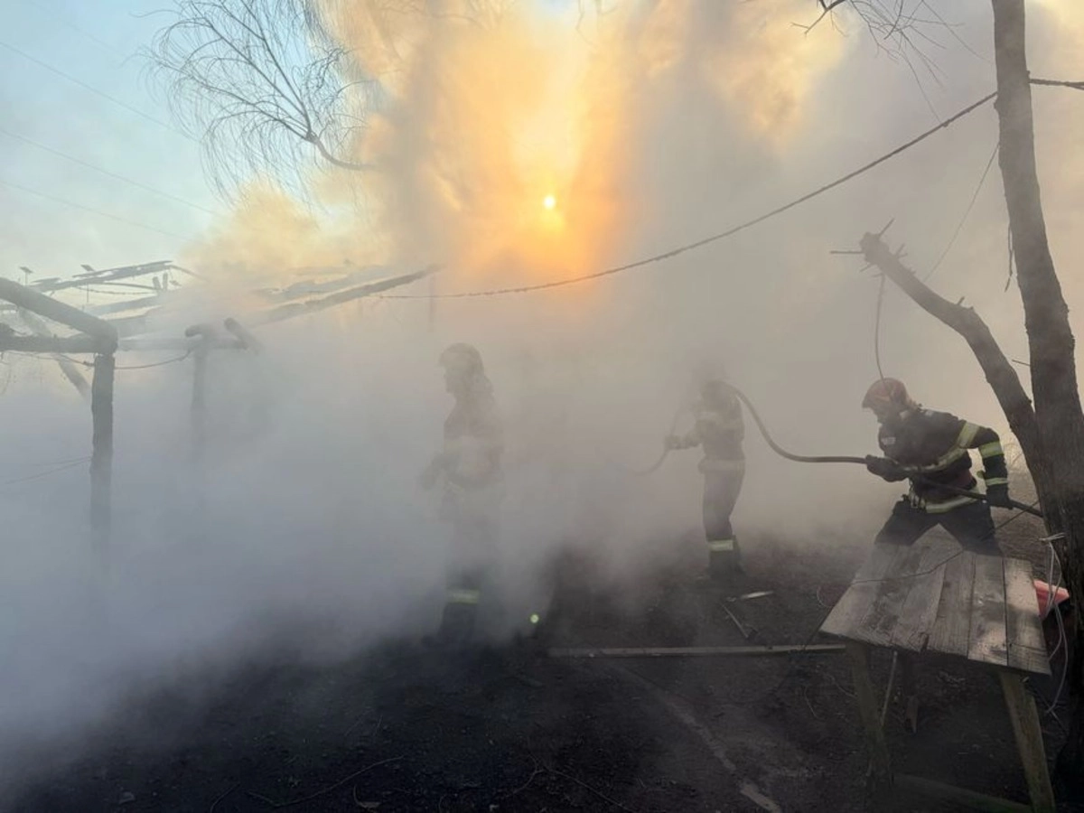 Incendiu violent la o biserică din județul Bacău: turla a fost cuprinsă de flăcări, pompierii intervin cu forțe mărite