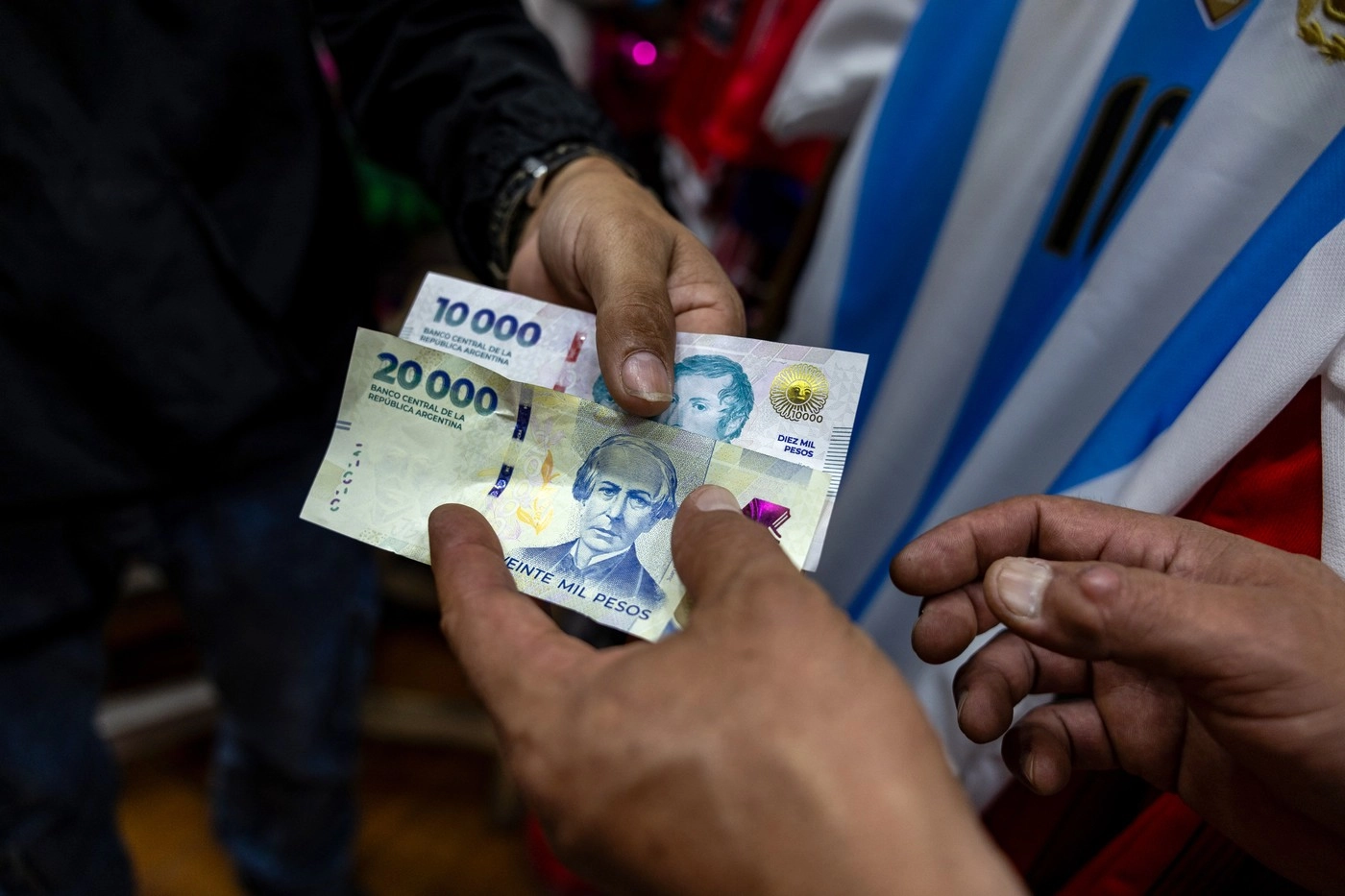 SUA intră puternic în joc: 20 miliarde de dolari pentru salvarea Argentinei. Trezoreria a cumpărat pesos direct de (…)
