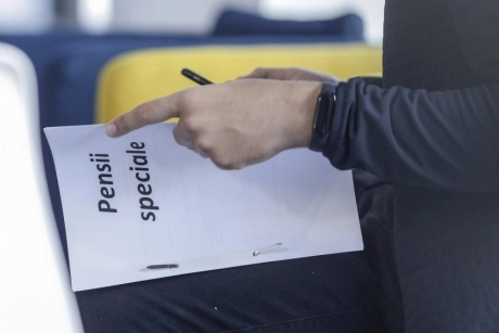 Protest in front of Gov't seat against special pensions