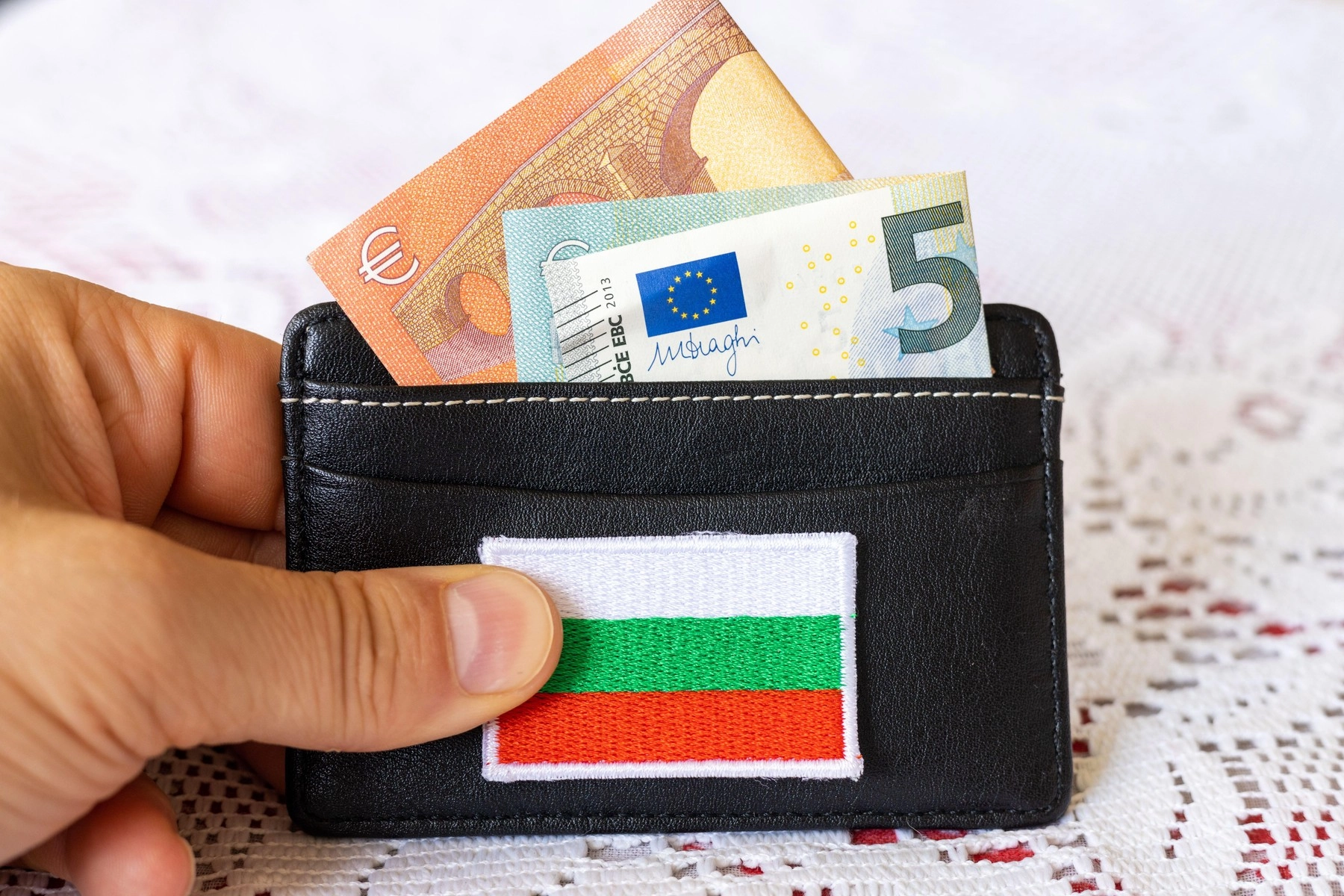 Beneficiile de care se va bucura Bulgaria după aderarea la aderarea la euro, în 2026