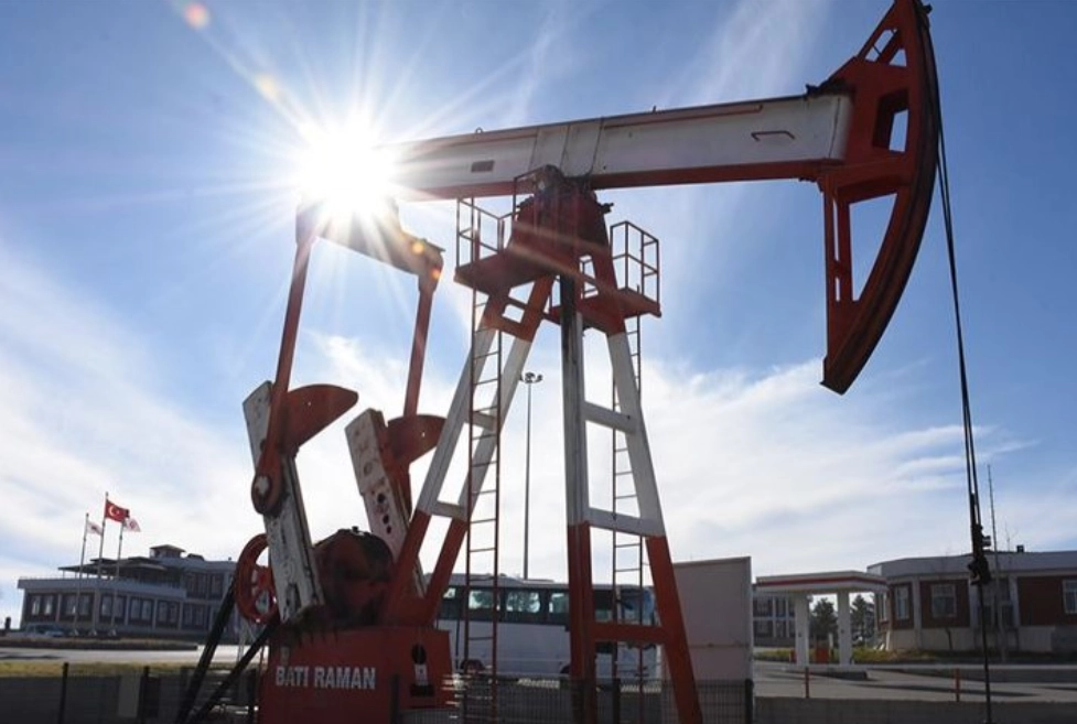 Petrolul se apreciază pe pieţele internaţionale, după sancţiunile americane şi calmarea crizei bugetare din SUA