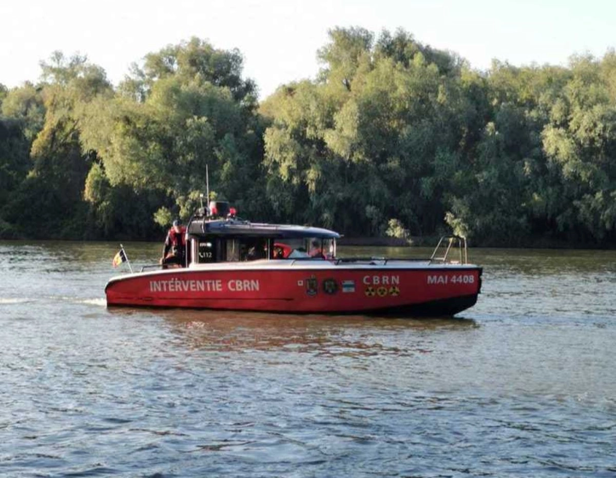 Accident naval pe Dunăre! O ambarcaţiune cu doi adulţi şi un copil a lovit o barjă