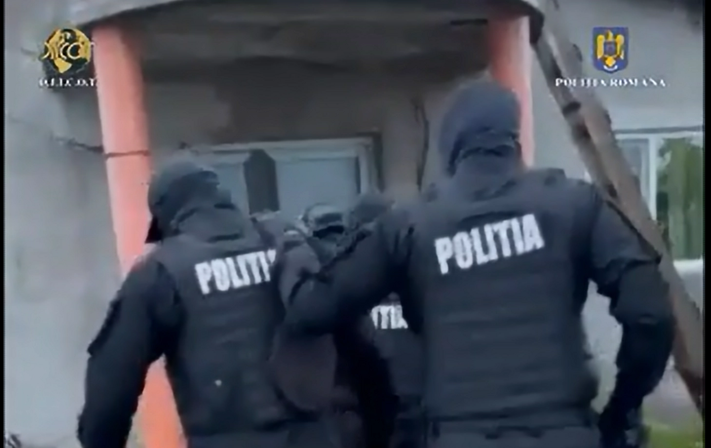 Descinderi fulger la locuințele unor bărbați. Polițiștii au găsit peste 100.000 de țigarete netimbrate și sute de (…)