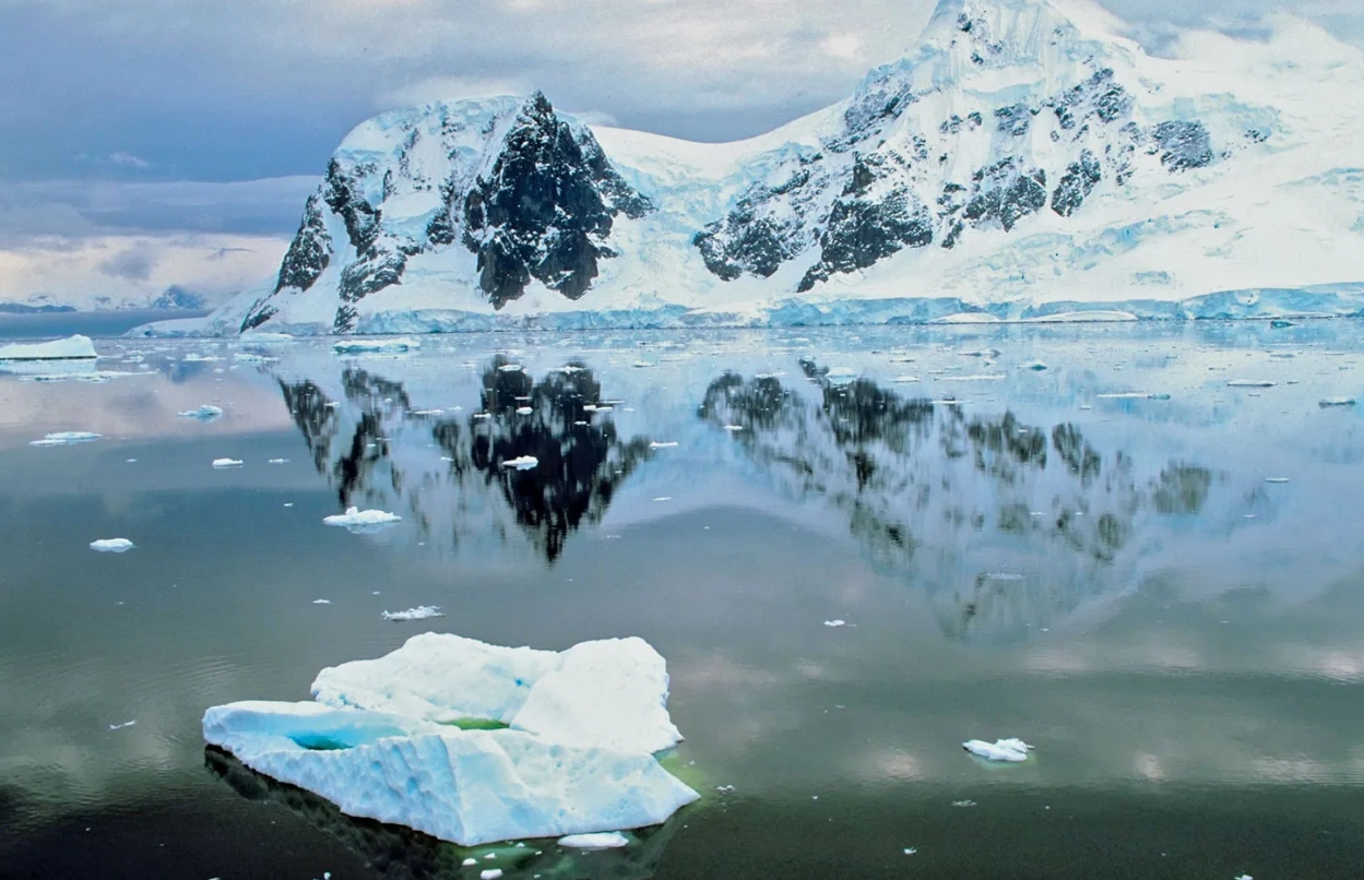Oamenii de știință trag un semnal de alarmă: planurile de răcire a Antarcticii riscă să agraveze criza climatică