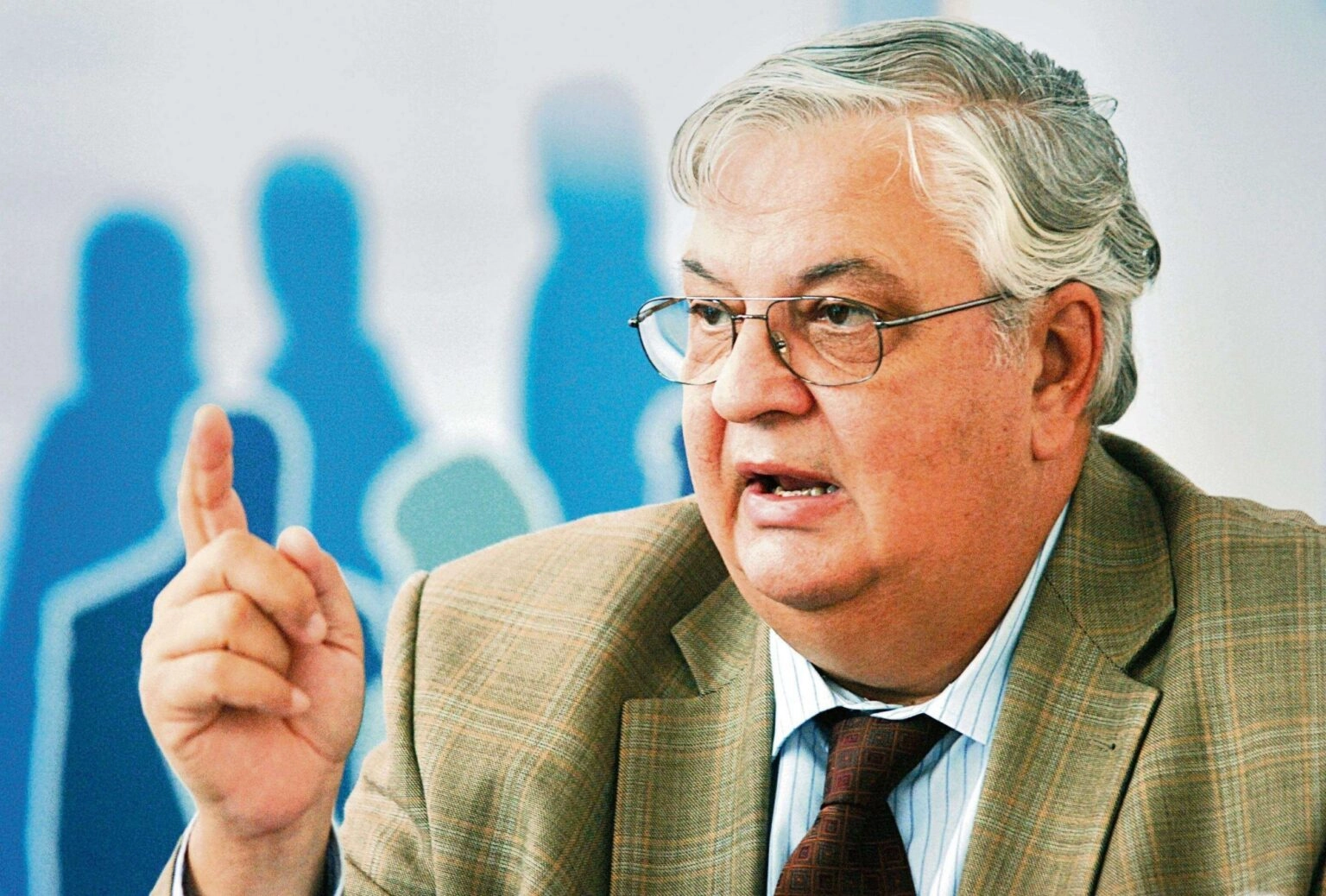 Profesorul Mircea Coșea, internat de urgență. Economistul era așteptat să în direct la România TV