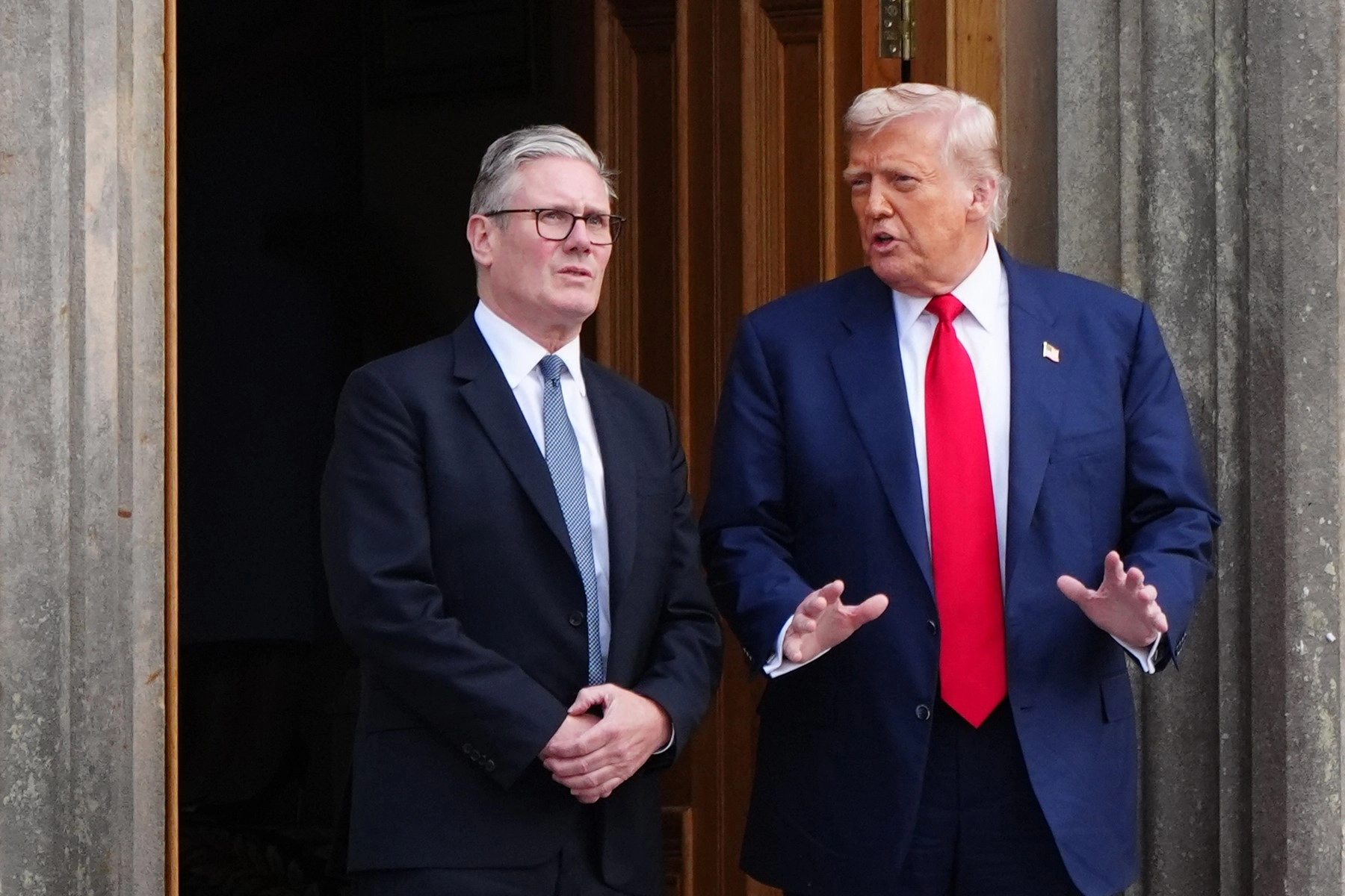 Keir Starmer i-a oferit un cadou președintelui Trump, ca simbol al relaţiei speciale americano-britanice