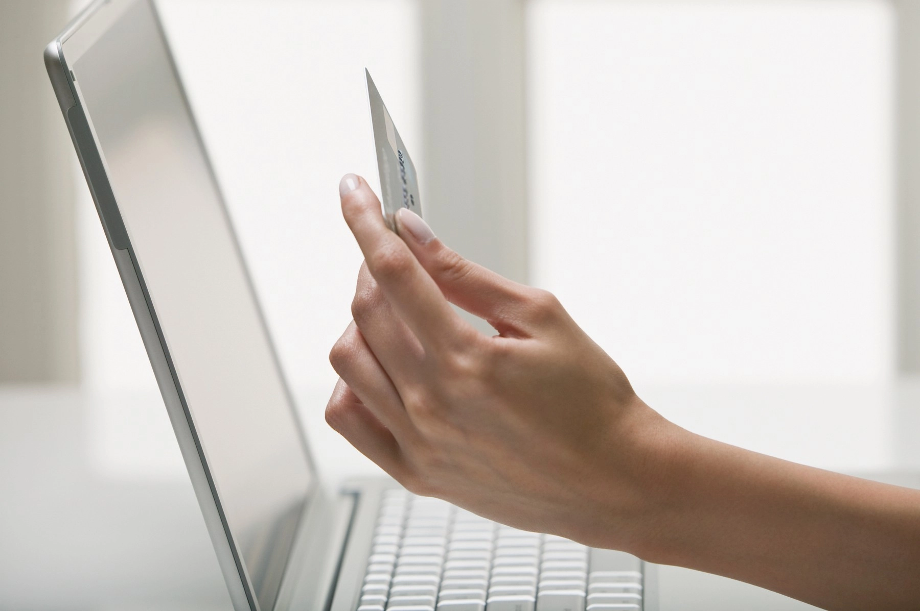Four in ten Romanians follow online promotions of brands, retailers (survey)