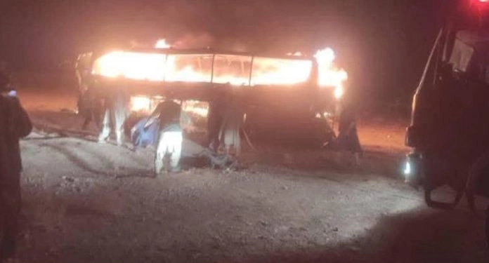 VIDEO Autobuz în flăcări în nordul Indiei - Cel puțin 20 de persoane au murit