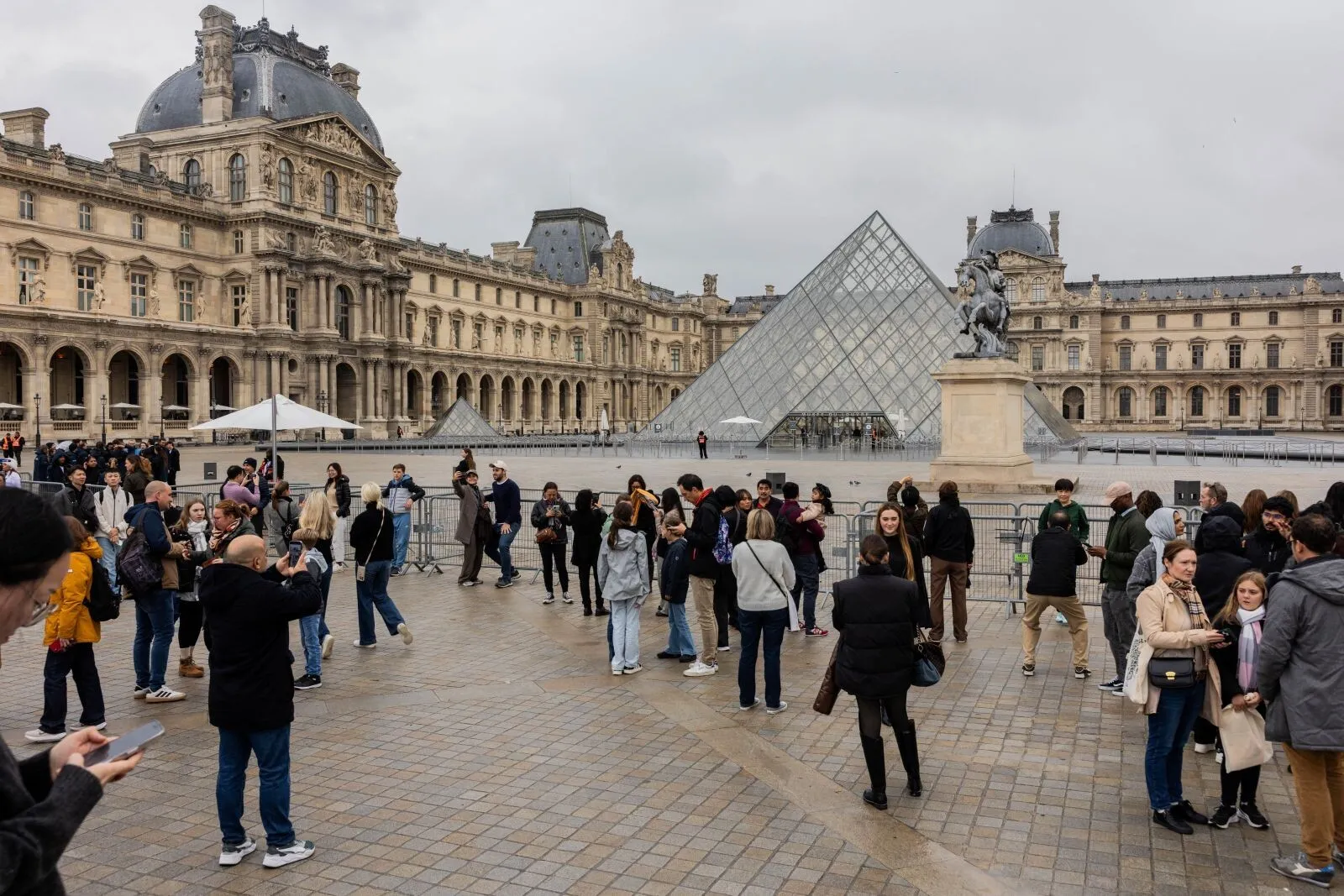 Unul dintre suspecții jafului de la Luvru este o vedetă de social media și fost paznic de muzeu