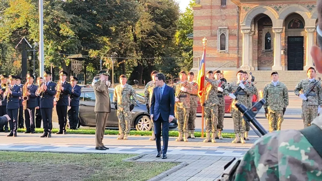Nicuşor Dan mai avea un pic şi bătea el pas de defilare şi dădea onorul Gărzii de Onoare care l-a întâmpinat la (…)