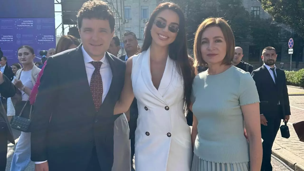 Românii fac foamea acasă, Nicușor Dan s-a fotografiat cu „ispita” care dansează la bară (realitatea.net)