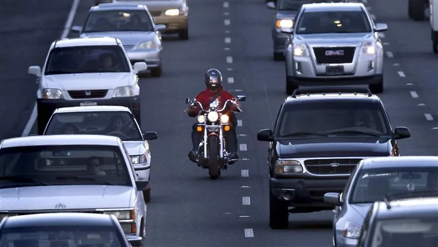 O nouă lege în Codul Rutier din România! Ce se schimbă pentru motocicliști și șoferi!