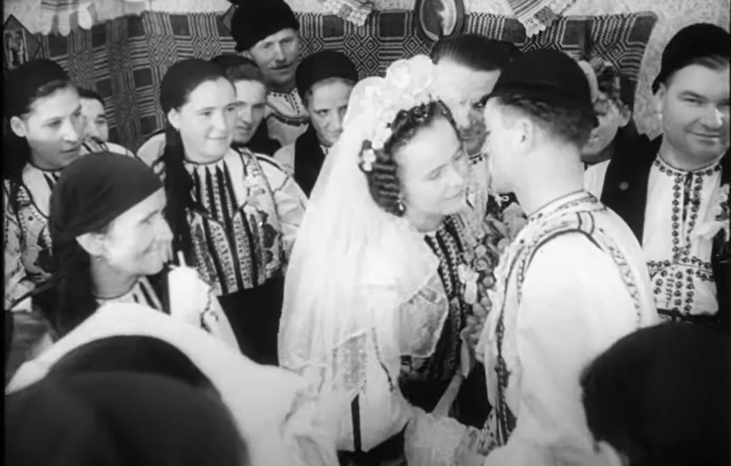 VIDEO Imagini inedite ascunse în arhiva TVR aproape 70 de ani: nunta impresionantă pe care mirii n-au avut voie să (…)
