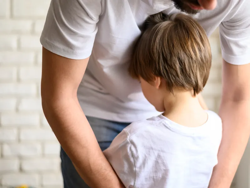 Avertisment pentru părinții care pleacă la muncă în străinătate și își lasă copiii acasă! Ce sunt obligați să facă (…)