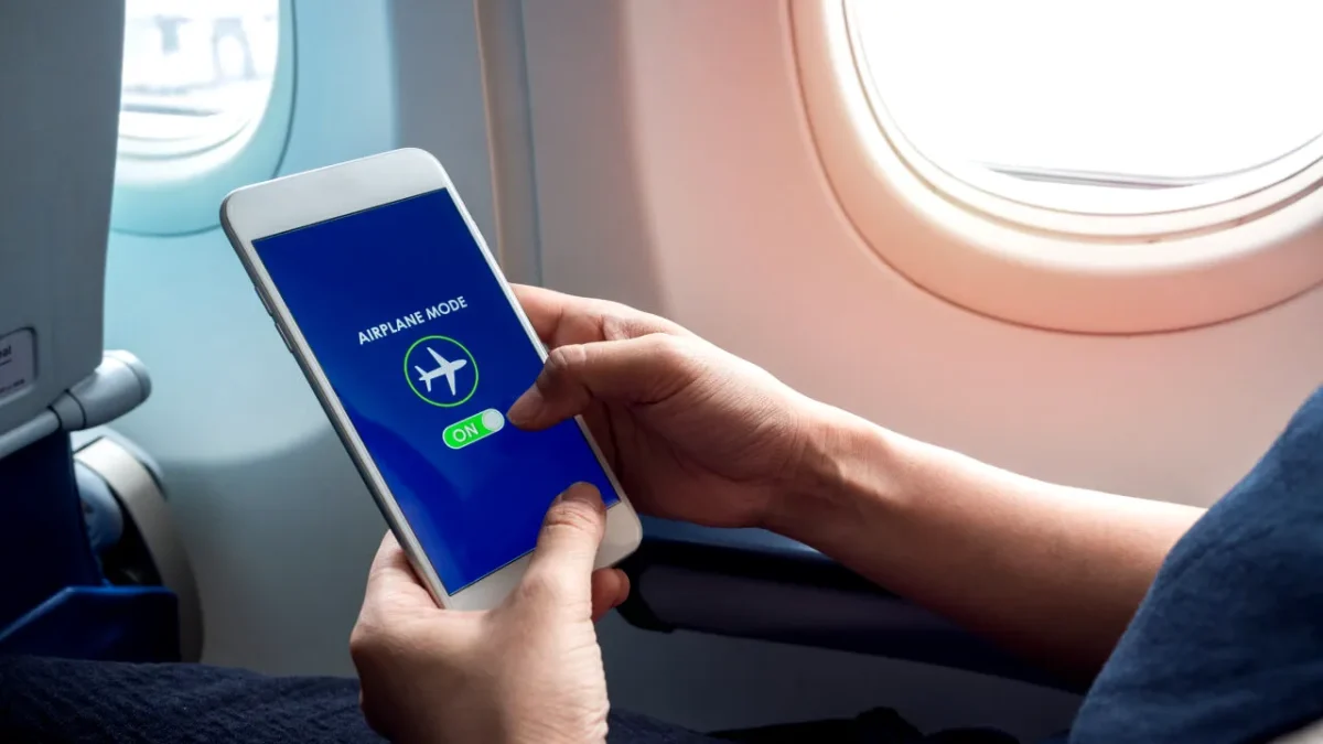 Ce pățesc pasagerii care nu folosesc modul avion în timpul zborului. ANCOM a lansat avertismentul