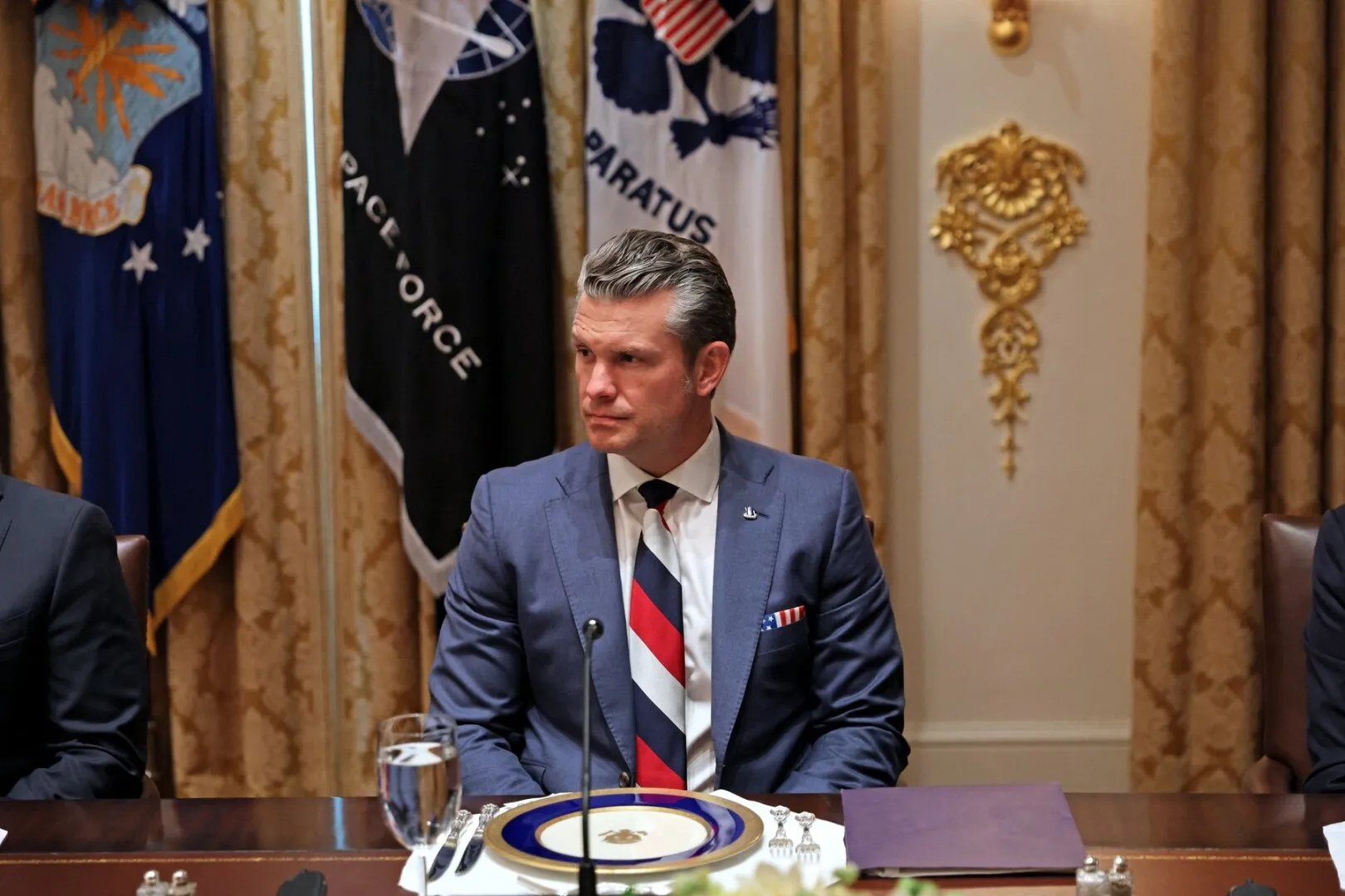 Ucrainenii duc scenariile la alt nivel – Șeful Apărării SUA, acuzat că a purtat o cravată în culorile steagului Rusiei