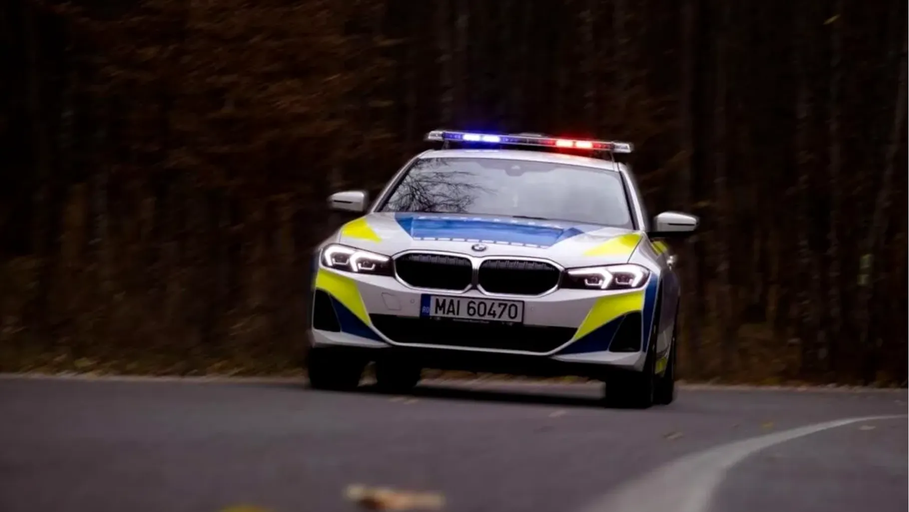 O autospecială de poliție din Suceava a fost implicată într-un accident în timpul unei urmăriri