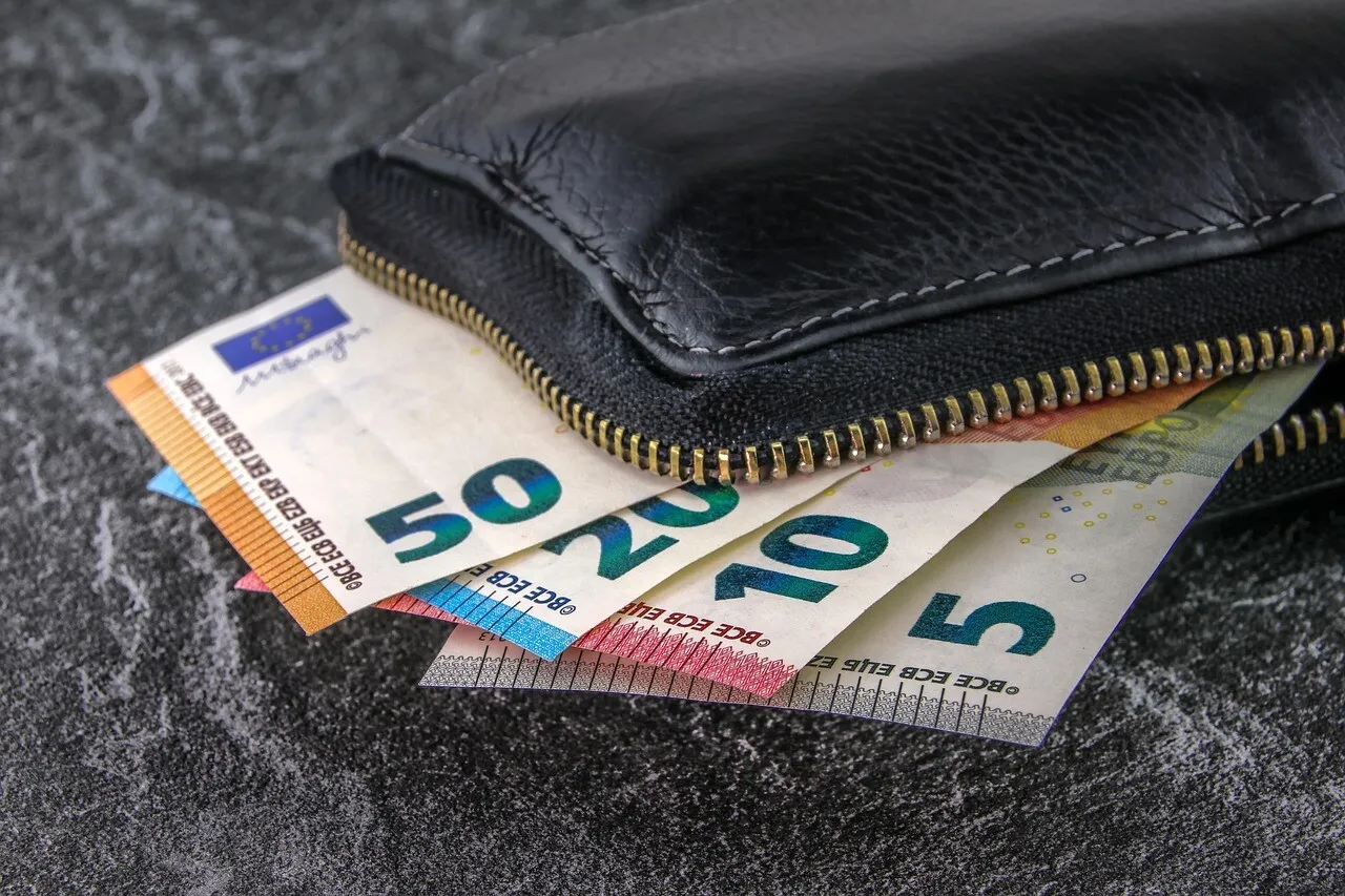 Bărbat din Iaşi, acuzat că i-a furat unui străin un plic cu 5.500 de euro