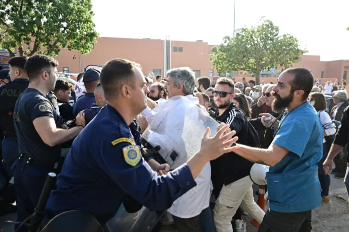 Medicii de la un spital din Atena care au protestat în timpul vizitei primului ministru, dispersați cu bastoane și (…)