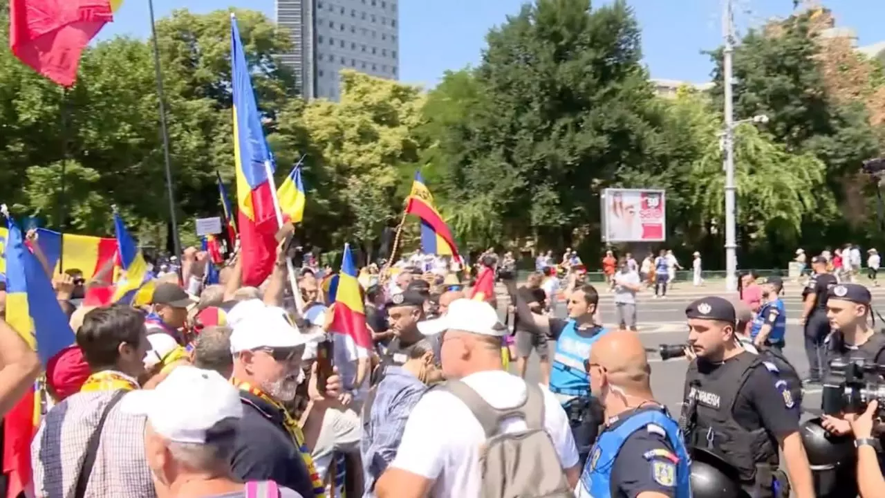 Apelul miilor de oamenilor care protestează în Piața Victoriei: „Frați români, nu mai dormiți! Poporul suferă”; (…)