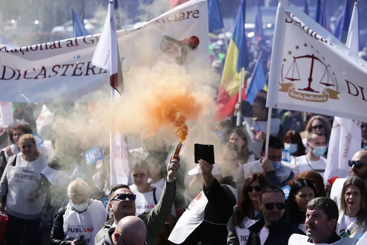 Se anunță proteste masive în toată țara împotriva implementării taxelor umflate şi a tăierilor