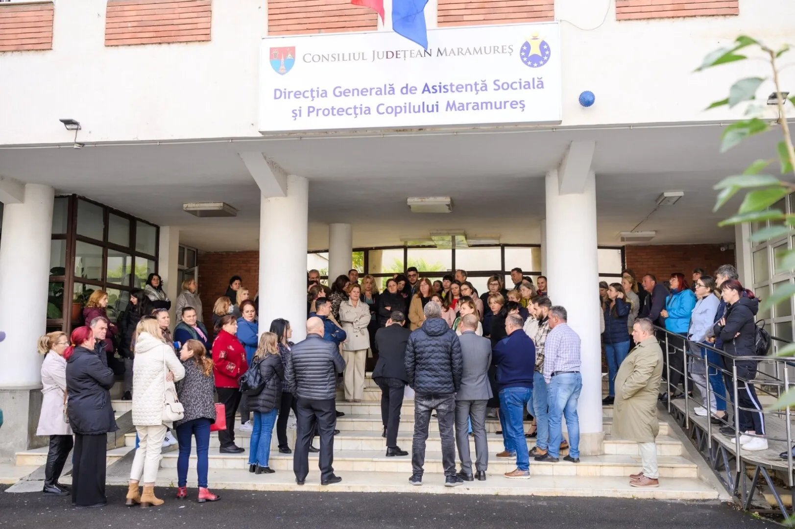 Guvernul lasă fără bani sistemul de protecție socială - Oamenii care au grijă de orfanii României sunt abandonați!