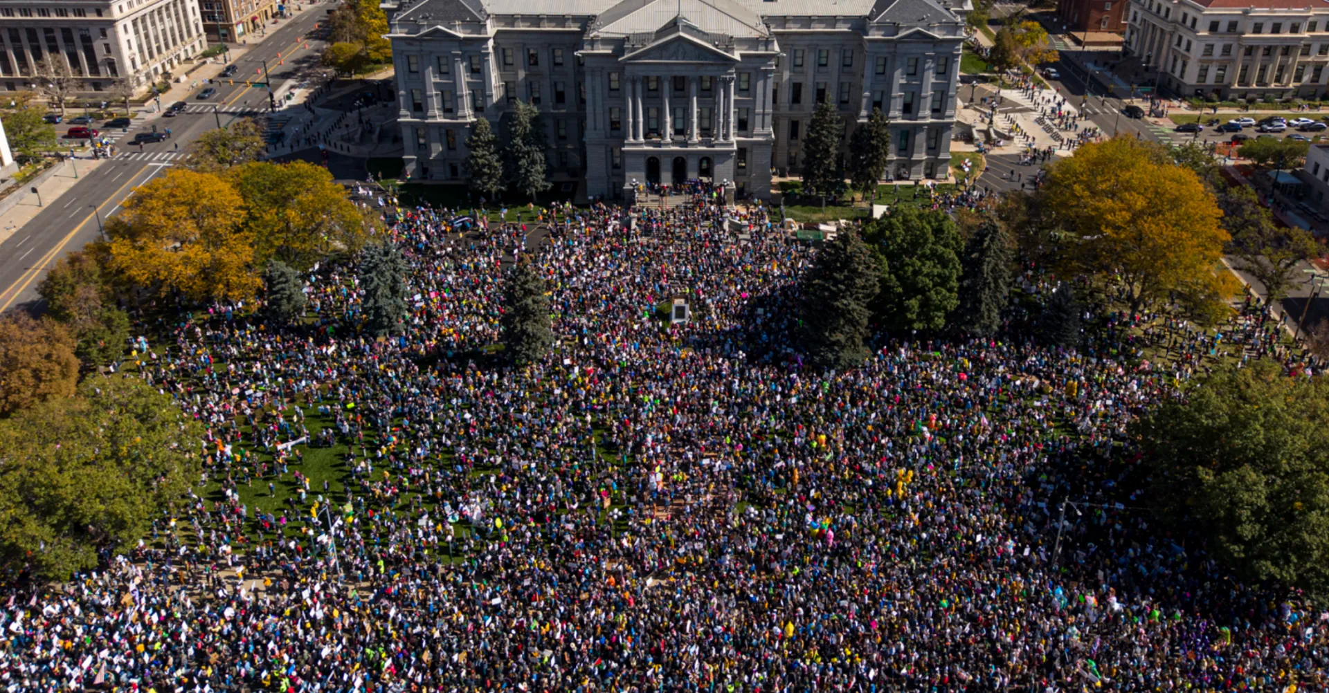 VIDEO 'Democraţie, nu monarhie': sute de mii de persoane au manifestat împotriva lui Trump în toată America