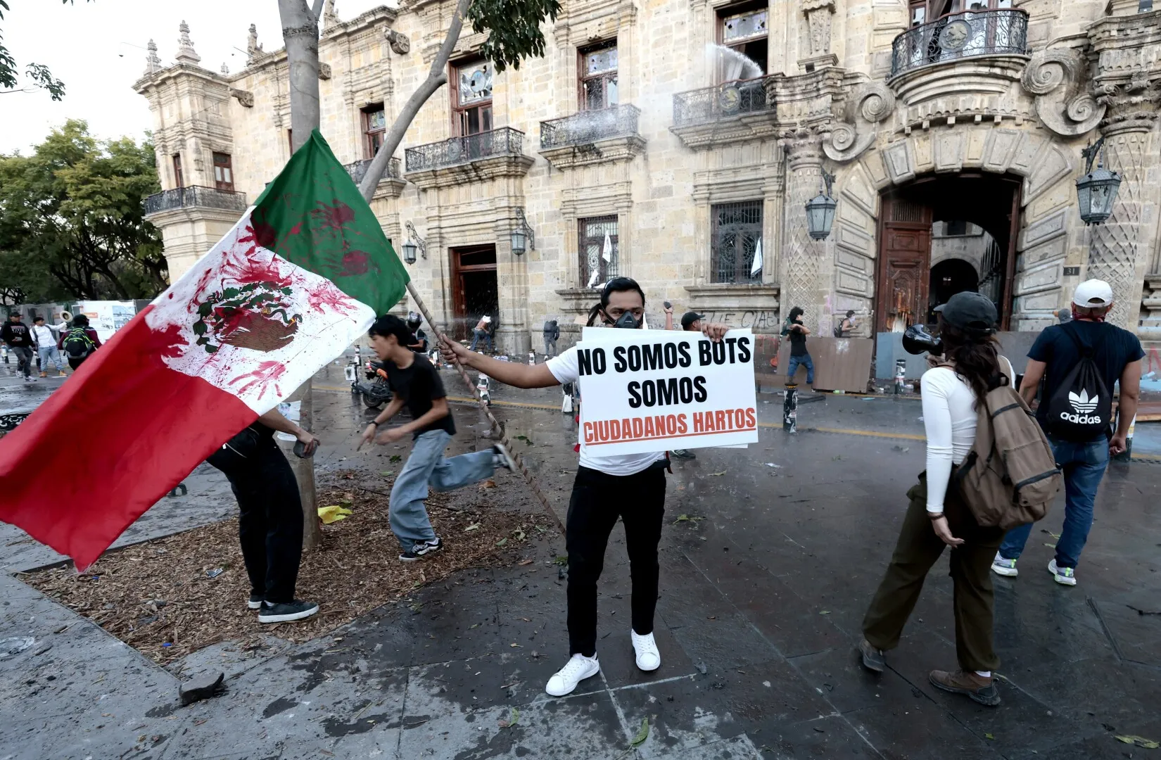VIDEO Mexicul fierbe - 'Generația Z' se revoltă după asasinarea primarului Carlos Manzo / Ciocniri violente cu (…)