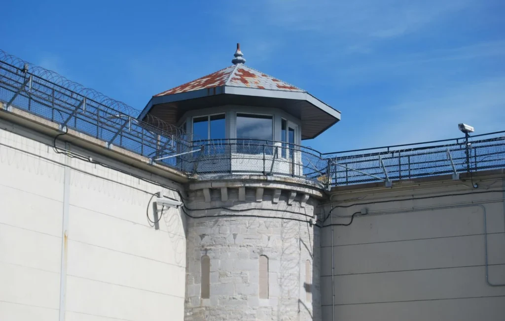 Doi deținuți au evadat tăind gratiile de la fereastră. Ce a scris unul dintre ei în biletul lăsat conducerii închisorii