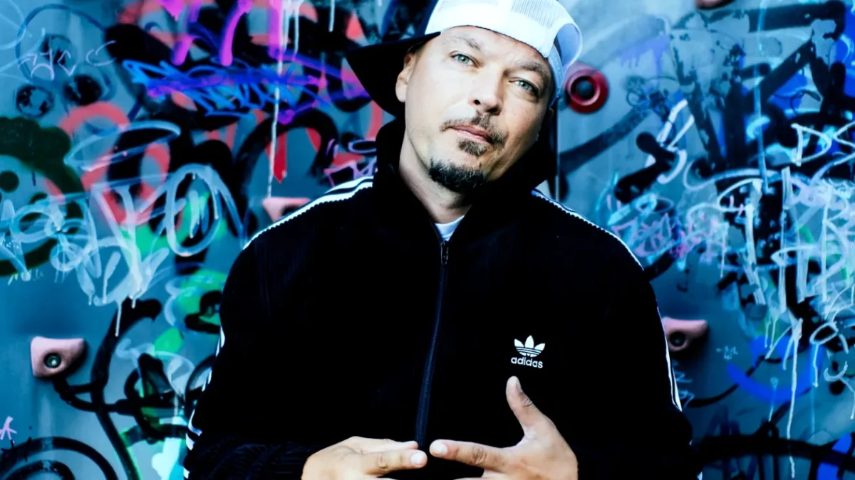 Puya, cea mai bizară ținută de naș de cununie! Sacou, șapca în cap și…