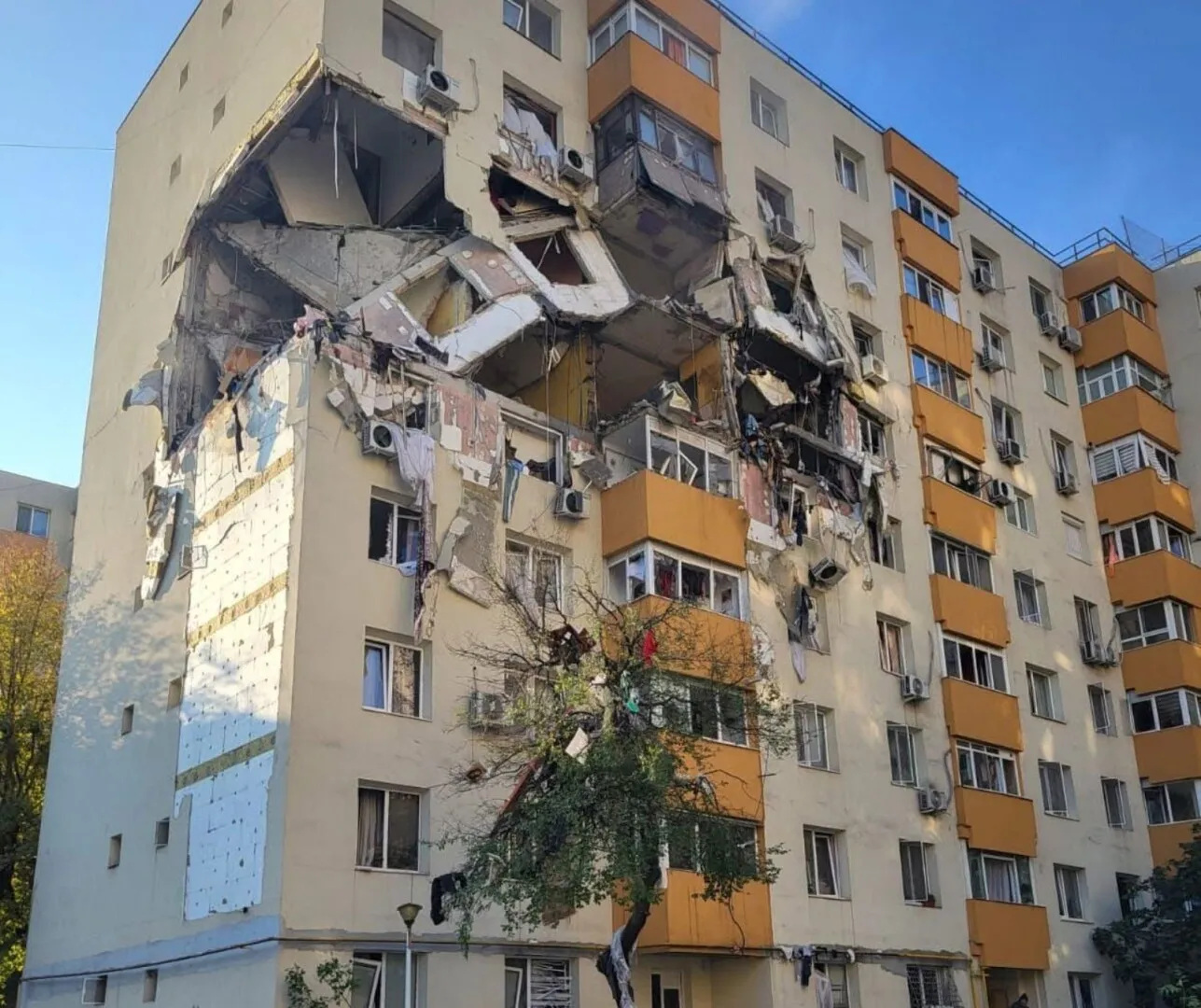 VIDEO Un bărbat prins sub dărâmăturile exploziei din Rahova face semne disperate pentru a fi salvat