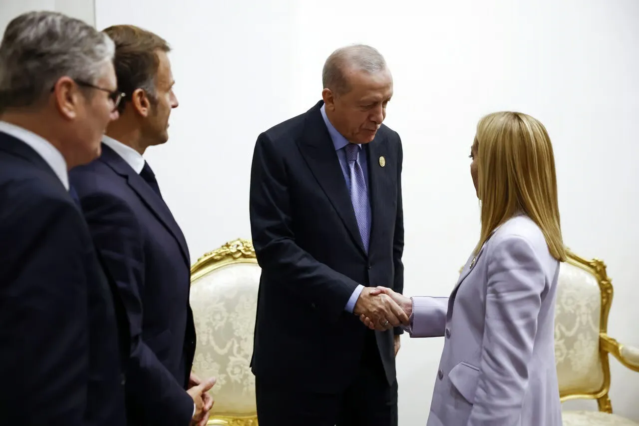 VIDEO Erdogan are un plan cu Giorgia Meloni: 'Arăți grozav. Dar trebuie să te fac să renunți la fumat'. Macron nu-i (…)