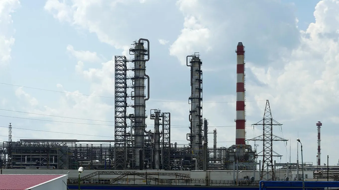 VIDEO Una dintre cele mai mari rafinării ale Rusiei, lovită din nou de ucraineni - Exporturile de produse petroliere (…)