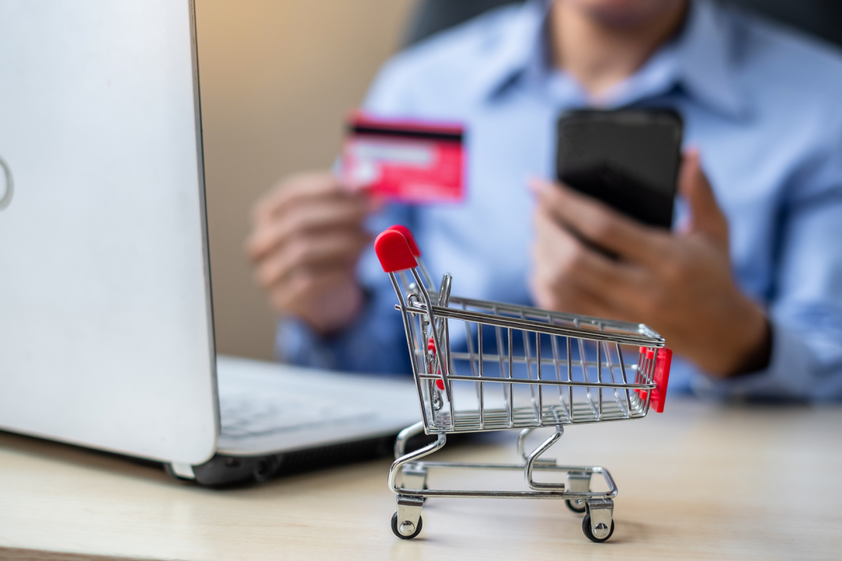 Avertisment pentru românii care fac cumpărături online! Cum își pot pierde banii din conturi într-o secundă!