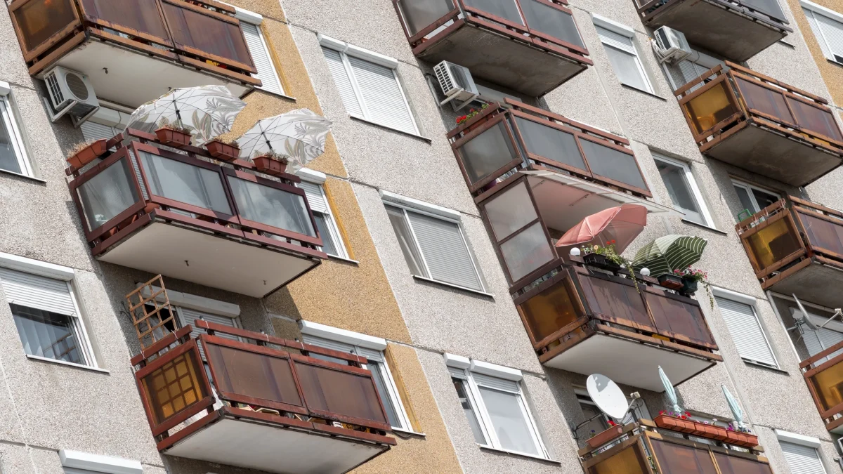 Obligatoriu pentru românii cu balcon la bloc! Este nevoie de autorizație de la primărie