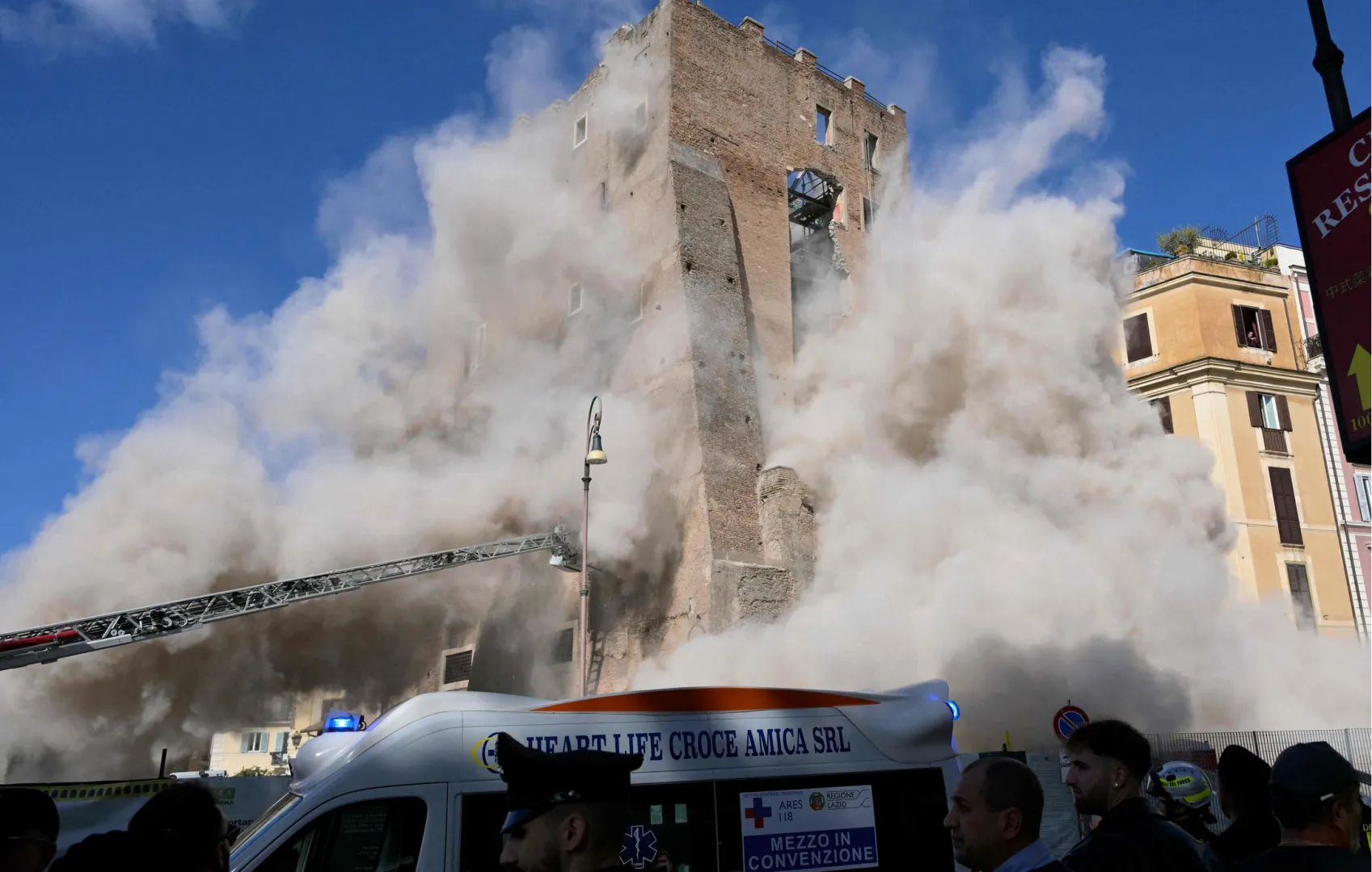 Veste tragică din Italia: a murit muncitorul român care fusese scos de sub dărâmăturile turnului din Roma