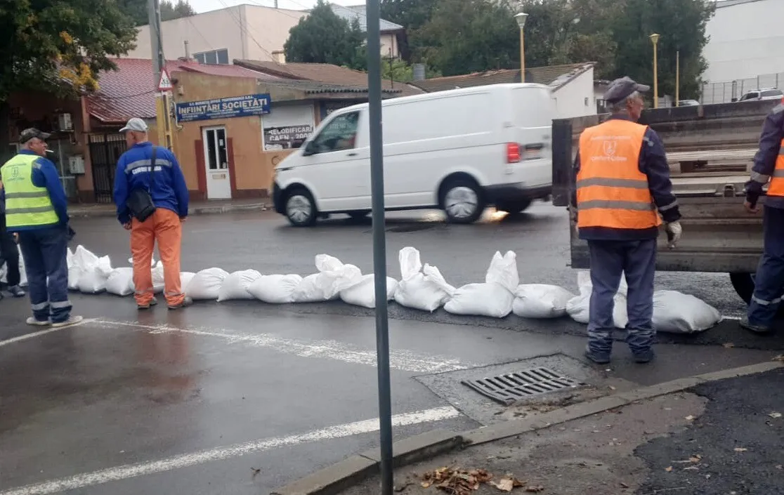 'Nu sunt bunuri comune la cheremul cetăţenilor!' Primăria Constanţa, reacție după ce mai mulţi saci cu nisip (…)