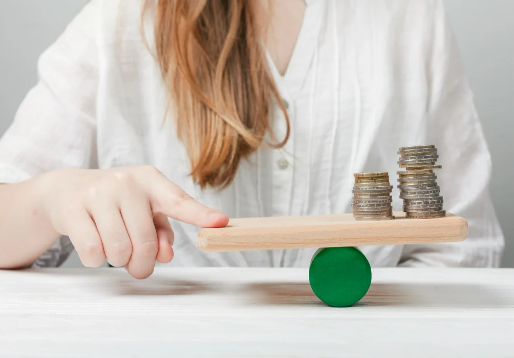 Va crește salariul minim brut în 2026? Dacă da, care sunt consecințele?