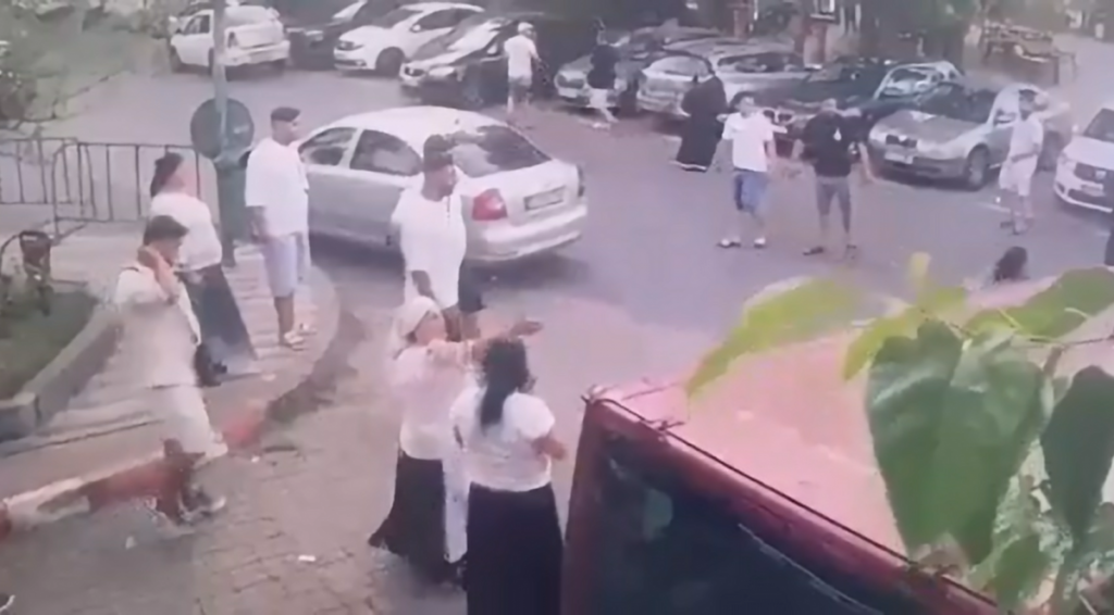 Şase persoane arestate şi 18 amendate după ce două familii de romi s-au bătut cu bâte şi macete în fața Spitalului (…)